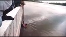 Отец не может спасти своих дочерей