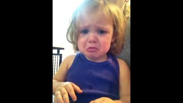Девочка сладко плачет
