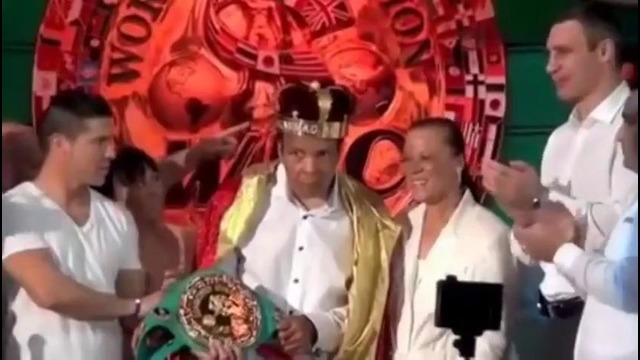 Виталий Кличко вручил легендарному Мухаммеду Али «Корону бокса»