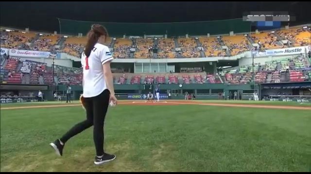 Девушка из Кореи бросает бейсбольный мяч