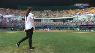 Девушка из Кореи бросает бейсбольный мяч