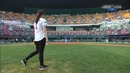 Девушка из Кореи бросает бейсбольный мяч