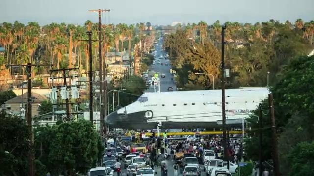 Шаттл Endeavour на улицах Лос-Анджелеса