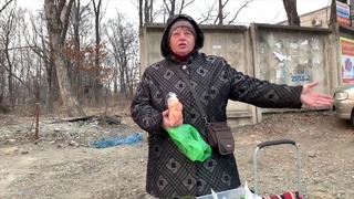 Бабушка в шоке! добрые пранки! скупил продукты у бабушек