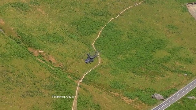Сверхнизкие полёты Геркулеса и Апач по ущелью