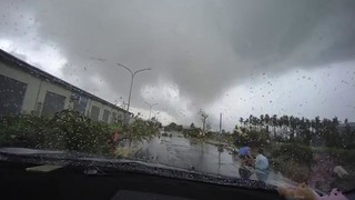 6 торнадо, уносящих за собой людей, снятых на камеру