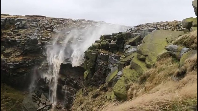 Сильный ветер перевернул водопад