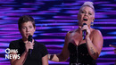 PINK и ее дочь исполняют «What about Us» на Национальном съезде Демократической партии 2024 года