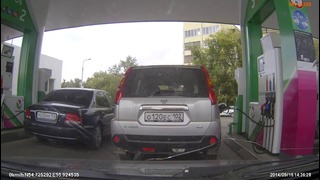 Женщина перепутала свою машину на заправке