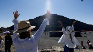 Сотни людей зарядились энергией солнца среди руин Теотиуакана