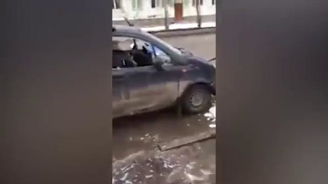 Пьяная женщина изрубила свой Matiz топором