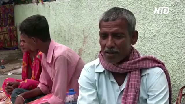 Сутками на тротуаре: индийцы едут в Дели и спят под больницами, чтобы получить помощь