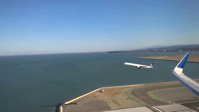 Одновременный взлёт двух Боингов в аэропорту Сан Франциско