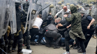 25 миротворцев НАТО ранены в Косово, армия Сербии приведена в состояние повышенной готовности
