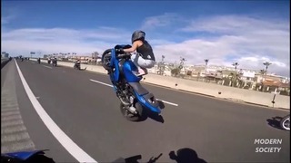 Девушки выполняют трюки на мотоциклах
