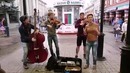 Случайная прохожая спела с уличными музыкантами «Такого, как Путин»