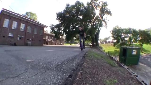 Сумашедший парень отжигает на BMX