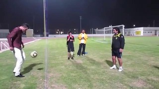 Робин ван Перси жонглирует мячом вместе с Марадоной