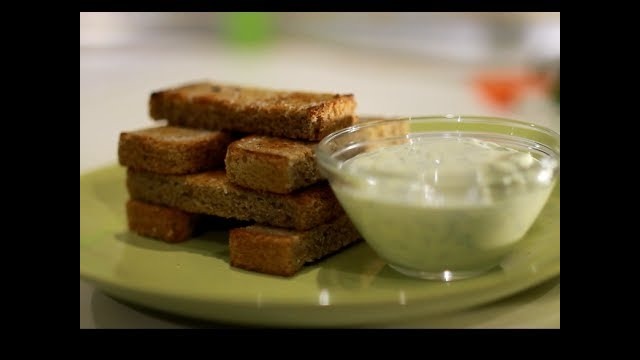 Чесночные гренки с соусом и сыром (закуска)