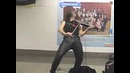 Классная игра уличного музыканта