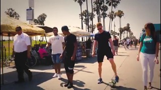 Габриэл Жезус и Кевин де Брюйне гуляют по Лос-Анджелесу и показывают финты