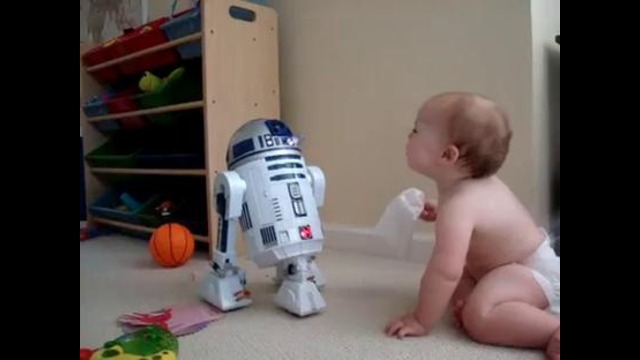 Малыш разговаривает с роботом