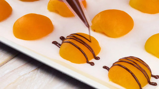 Кладу 12 абрикосов на противень и поливаю шоколадом | Очень вкусно и красиво