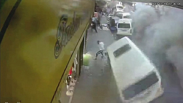 Подземный взрыв газа в Йоханнесбурге: один погибший, десятки машин взлетели в воздух