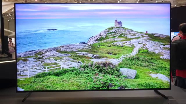 Смотрим первый 8K QLED телевизор от Samsung