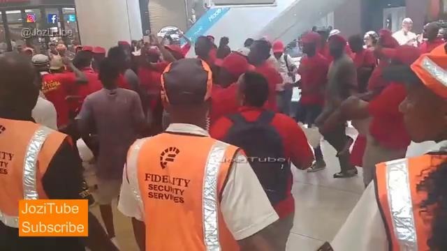 В ЮАР громят магазины H&M после расистского скандала