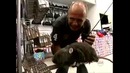 Классный розыгрыш в примерочной магазина