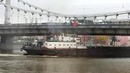 Баржа въехала в мост
