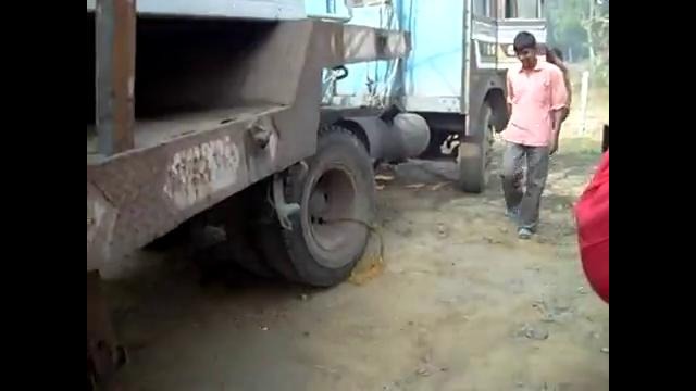 Оригинальный способ завести грузовик