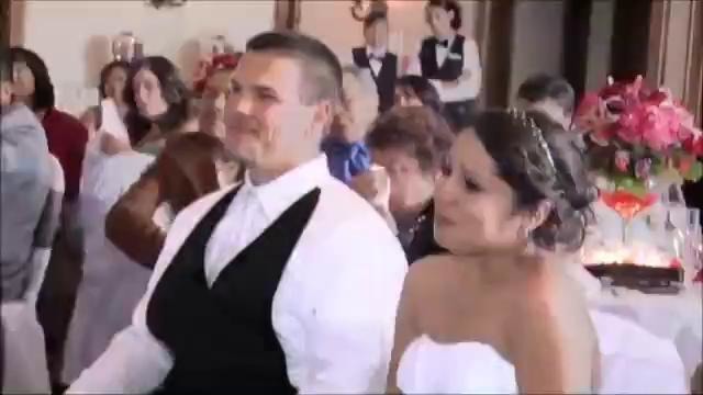 Свадебный подарок отца растрогал жениха и невесту до слез