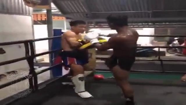 Buakaw heavy training