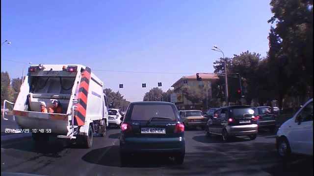 Бедные женщины в мусоровозе и это в центре Ташкента