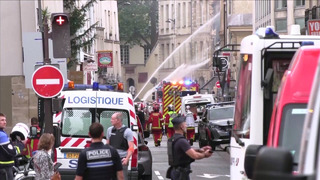 В центре Парижа взорвалось и обрушилось здание: 37 человек пострадали