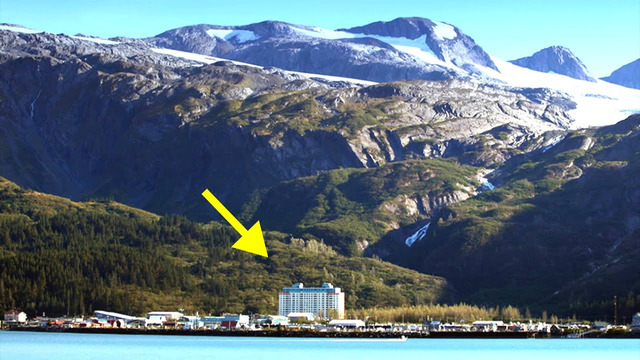 Почему жители этого города живут в одном доме? Изолированный между горами и морем – Уиттиер, Аляска