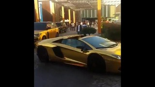 Золотой Range Rover vs Lambargini (Дубай)