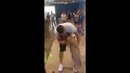 Пёс приветствует хозяина в аэропорту