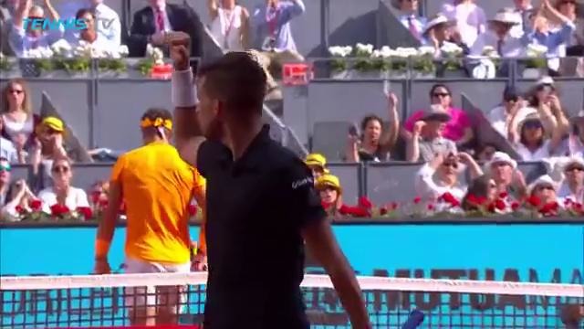 Надаль впервые за год проиграл на грунте и потерял звание первой ракетки мира