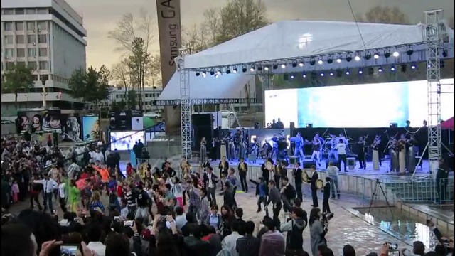 Танцы на презентации Galaxy S5
