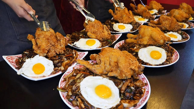 Лапша из черной фасоли с цельной курицей / корейская уличная еда