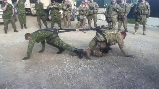 Забава американских и канадских солдат
