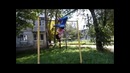 Девушка на турнике