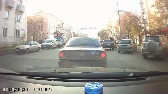 Понты закончились после первого удара снято на регистратор