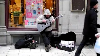 Красивый голос уличного музыканта