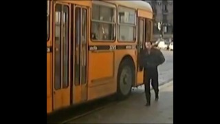 Челентано тормозит автобус