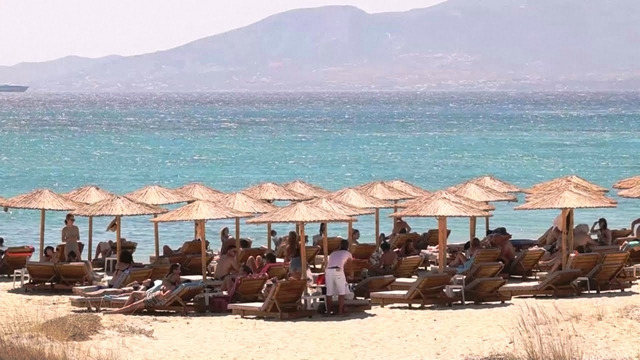 Греки отвоёвывают пляжи, заставленные платными зонтами и шезлонгами