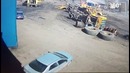 Взлетевшее колесо от БелАЗа расплющило легковушку в Кузбассе
